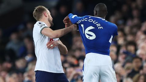 Harry Kane y Abdoulaye Doucoure en la Premier League.