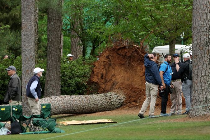 Árboles caídos en el hoyo 17 durante la segunda ronda del Torneo Masters 2023 en el Augusta National Golf Club el 7 de abril de 2023 en Augusta, Georgia. (Foto por Ross Kinnaird/ Getty Images)