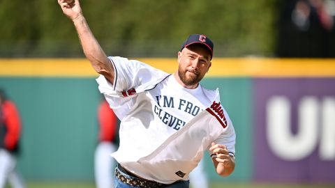 Travis Kelce lanzando en el juego de Cleveland Guardinas.