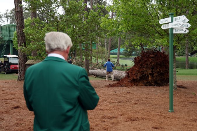Árboles caídos en el hoyo 17 durante la segunda ronda del Torneo Masters 2023 en el Augusta National Golf Club el 7 de abril de 2023 en Augusta, Georgia. (Foto por Ross Kinnaird/ Getty Images).