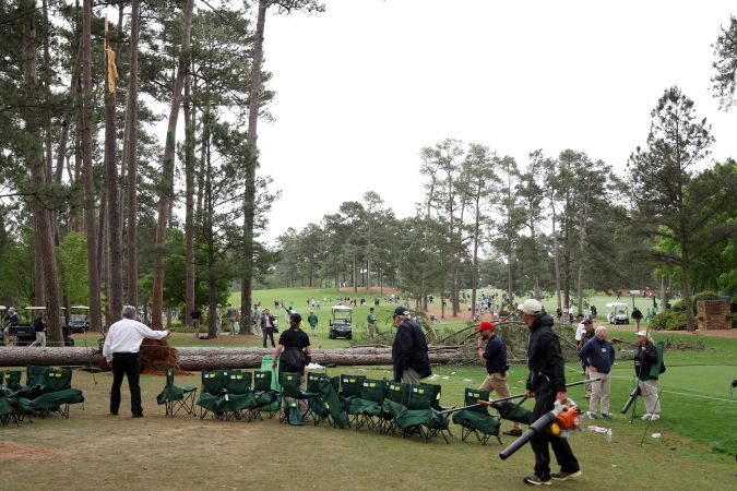 Árboles caídos en el hoyo 17 durante la segunda ronda del Torneo Masters 2023 en el Augusta National Golf Club el 7 de abril de 2023 en Augusta, Georgia. (Foto por Ross Kinnaird/ Getty Images)
