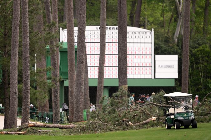 Árboles caídos en el hoyo 17 durante la segunda ronda del Torneo Masters 2023 en el Augusta National Golf Club el 7 de abril de 2023 en Augusta, Georgia. (Foto por Ross Kinnaird/ Getty Images)