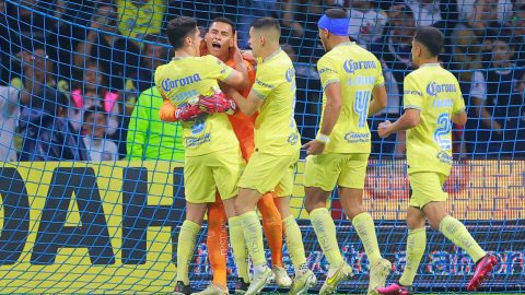 Jugadores de América felicitan a Luis Malagón.