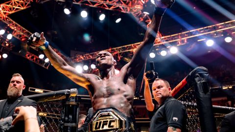 Israel Adesanya tras ganar a Alex Pereira en UFC 287.