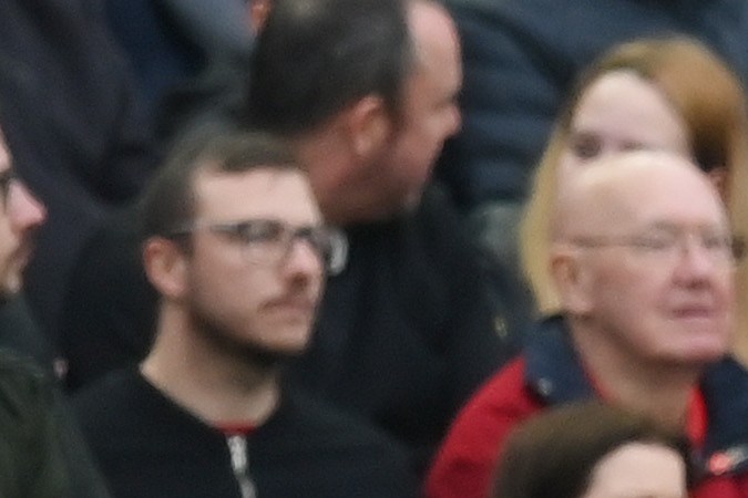 Árbitro asistente Constantine Hatzidakis observa durante el partido de la Premier League entre Liverpool FC y Arsenal FC.
