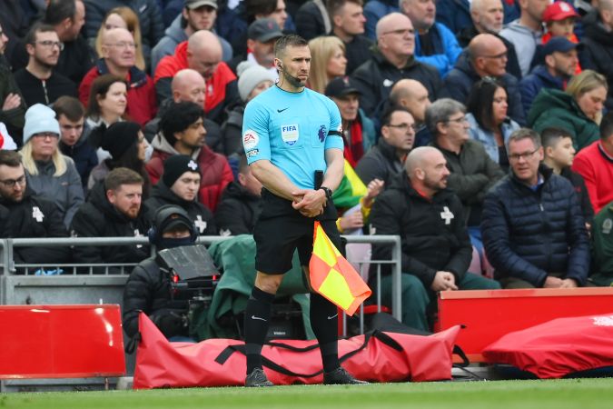 Árbitro asistente Constantine Hatzidakis observa durante el partido de la Premier League entre Liverpool FC y Arsenal FC.