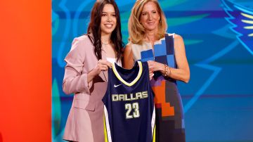 Lou López posa junto a Cathy Engelbert, comisionada de la WNBA.