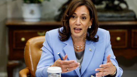 Kamala Harris se reunió con el grupo de trabajo del gobierno sobre acceso a la salud reproductiva y derecho al aborto.