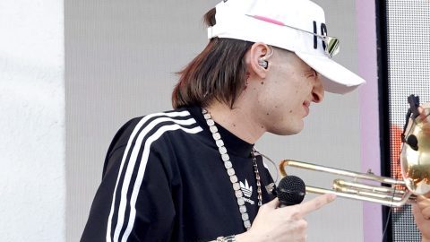 Becky G cantó a dueto con Peso Pluma en el festival Coachella.