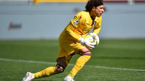 Memo Ochoa en el arco del salernitana.