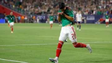 Uriel Antuna celebra gol con la Selección de México ante Estados Unidos.