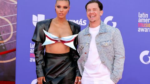 Lele Pons y Guaynaa en la alfombra roja de los Latin AMAs 2023.