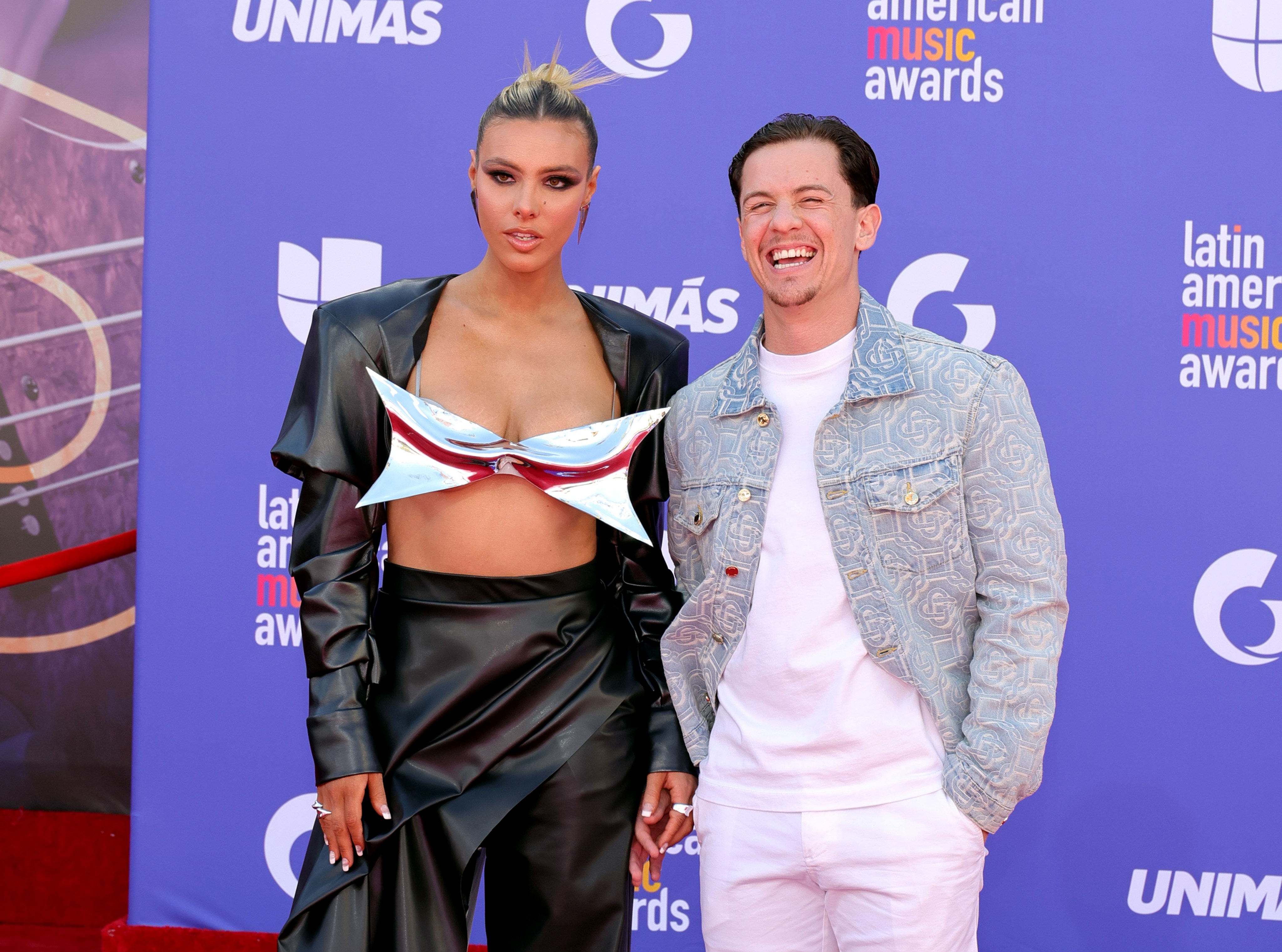 A Lele Pons se le cayó el crop top en la alfombra roja de los Latin AMAs  2023 y Guaynaa estalló en risa - La Opinión