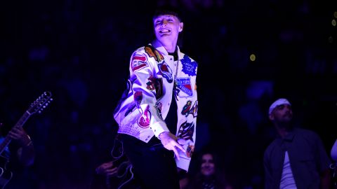 Peso Pluma se presenta en el escenario durante los Premios de Música Latinoamericana 2023 en el MGM Grand Garden Arena el 20 de abril de 2023 en Las Vegas, Nevada. (Foto de Mindy Small/Getty Images)