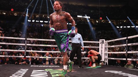 Gervonta Davis se va a su esquina tras propinar el golpe decisivo contra Ryan García