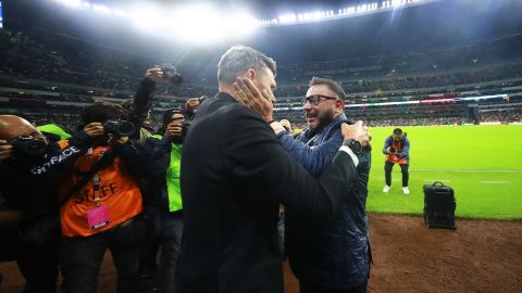 Antonio Mohamed saluda a Fernando Ortiz, DT de América antes del Clásico Capitalino.