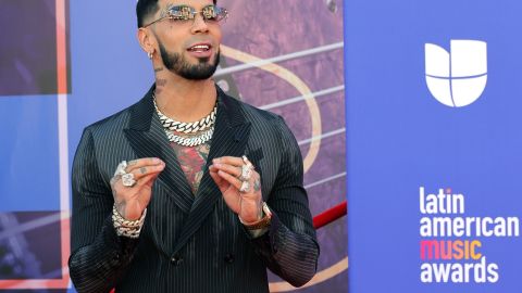 Anuel en la alfombra roja de los Latin AMAs 2023.