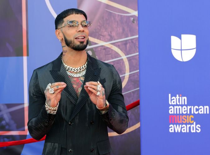 Anuel en la alfombra roja de los Latin AMAs 2023.
