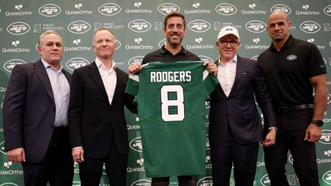 Aaron Rodgers en su presentación con los New York Jets.