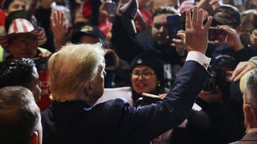 Trump saludó a sus seguidores durante un evento de campaña en New Hampshire.
