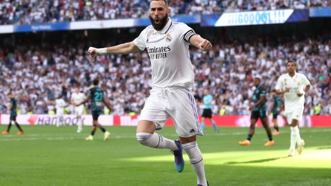 Karim Benzema durante el partido contra Almería en España.