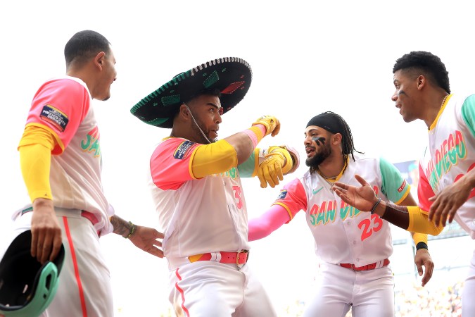 Celebración de los dominicanos Fernando Tatis Jr., Manny Machado, Juan Soto y Nelson Cruz (San Diego Padres) en partido jugado en CDMX.