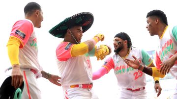 Celebración de los dominicanos Fernando Tatis Jr., Manny Machado, Juan Soto y Nelson Cruz (San Diego Padres) en partido jugado en CDMX.