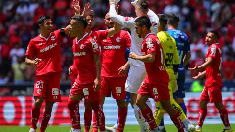 Tiago Volpi y Toluca celebrando gol del arquero.