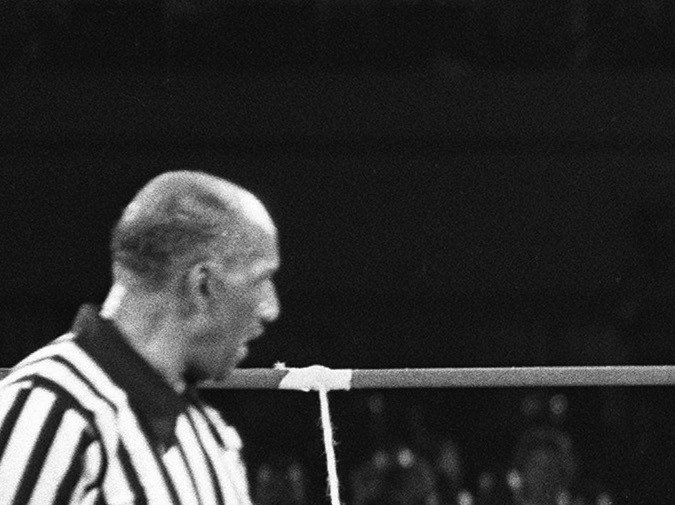 Le champion du monde de boxe des poids lourds américain George Foreman (C) pousse son compatriote Mohamed Ali (Cassius Clay) (D) dans les cordes sous le regard de l'arbitre (G) à Kinshasa le 30 octobre 1974 lors du combat à l'issu duquel Mohamed Ali, reprenant l'offensive, lui ravira son titre. A picture taken September 30 1974 in Kinshasa of the fight opposing former world heavyweight boxing champion the American Muhammad Ali (R) and his compatriot and titleholder George Foreman (C). Ali won and got back his title. (Photo credit should read -/AFP via Getty Images)