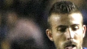 Luis García (i) disputa un balón con José Magallón (d).