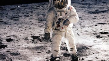 De Newton a Neil Armstrong: 7 frases famosas que realmente nunca se dijeron