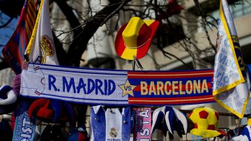 La rivalidad que empezó en las canchas entre Real Madrid y Barcelona se fue a un plano histórico.