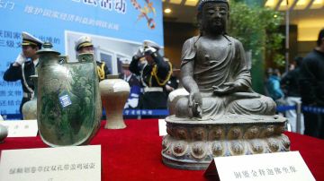 La policía china muestra unas 8,000 piezas de reliquias culturales que fueron excavadas ilegalmente y robadas.