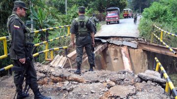 Dos policías mueren y hay otros 15 quedan heridos tras colapso de puente en Colombia