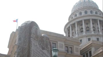 Un monumento de los Diez Mandamientos fuera del Capitolio de Texas en Austin.
