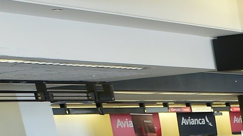 El FBI sugiere a los usuarios de celulares llevar su cargados eléctrico.