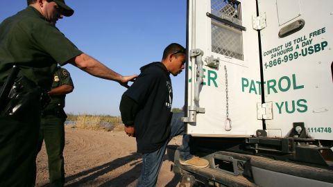 Arrestos de migrantes en la frontera de EE.UU. caen el 96 % este año