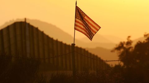 Rescatan a niño migrante de 2 años en la frontera de EE.UU. y México