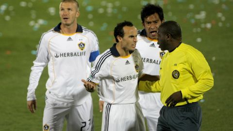 David Beckham. Carlos Ruiz y otros jugadores con la playera del Galaxy.