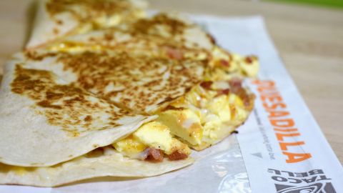 Hombre es detenido en Mississippi tras ocultar arma dentro de una quesadilla en parada de tránsito