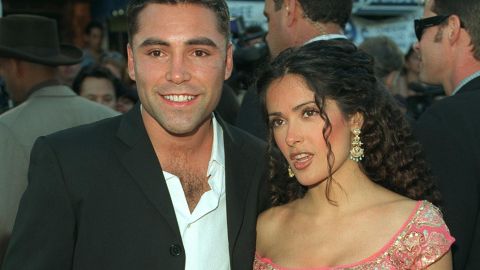 Oscar de La Hoya y Salma Hayek en el estreno de la película "Wild Wild West" en 1999.