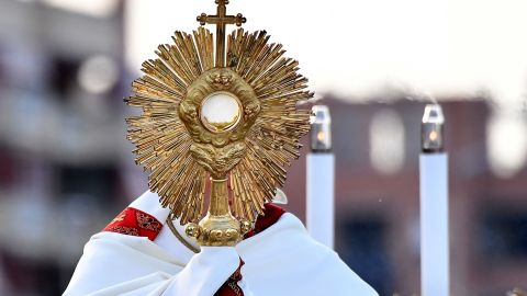 La religión católica sigue siendo la predominante entre latinos.