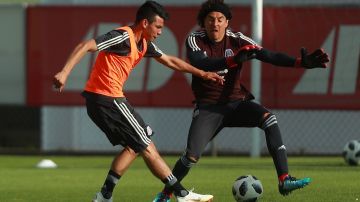Hirving Lozano y Guillermo Ochoa en entrenamiento con la Selección de México.