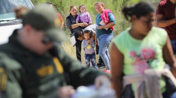 El nuevo plan de asilo en la frontera desata críticas de defensores de inmigrantes.