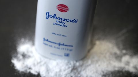 Johnson & Johnson pagará $8,900 millones para resolver reclamos de talco para bebés que causaron cáncer