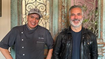 El chef Nicolas Medina y el actor Guillermo Zapata hacen mancuerna en el restaurante Sur de West Hollywood. (Araceli Martínez/La Opinión)