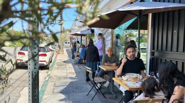 La pandemia motivó a Gloria's restaurant de Highland Park en Los Ángeles a poner mesas en su banqueta. (Araceli Martínez/La Opinión)