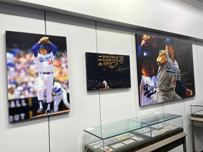 Cuadros y fotos con Fernando Valenzuela en sus años de gloria con los Dodgers. /Foto: Ricardo López J.