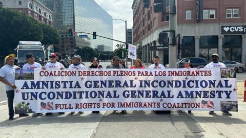 Activistas y miembros de la comunidad en conferencia de prensa en el centro de LA.