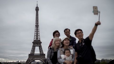 Las fotos en tercera persona, como los selfies (que documentan un momento en el que aparecen ellos mismos) representan mejor el significado profundo del acontecimiento en sus vidas. / Foto: AFP/Getty Images